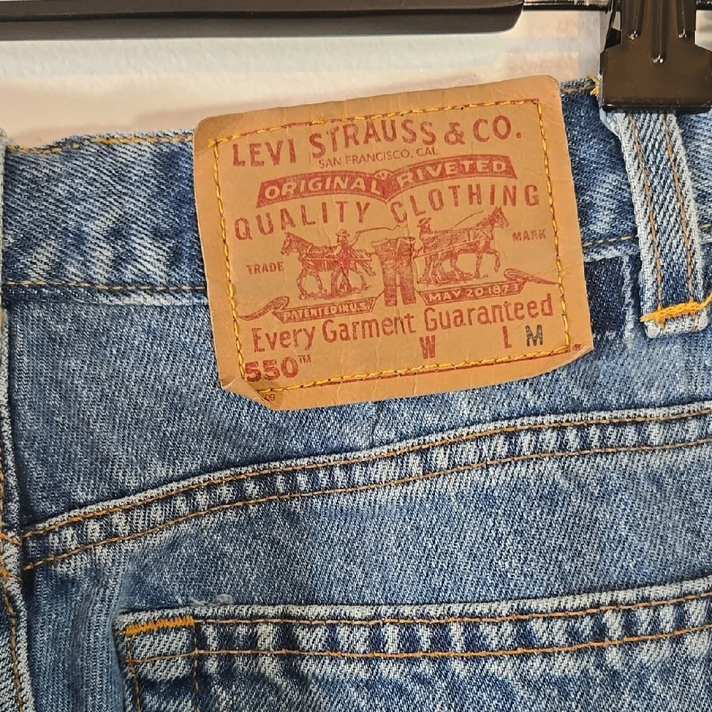 Levi's 550 Relaxed Blue Denim Painted Yellow Banana Design Tapered Leg Jeans - Picture 9 of 15